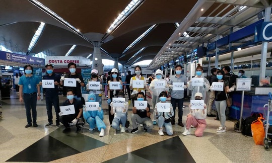 Hơn 270 công dân Việt Nam từ Malaysia về sân bay Đà Nẵng - Ảnh 7.