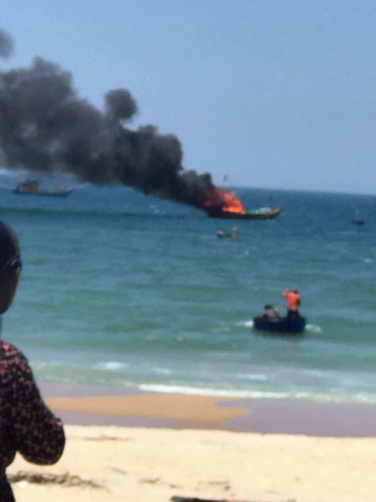 Quảng Nam: Tàu cá đang đậu bất ngờ bốc cháy dữ dội - Ảnh 1.