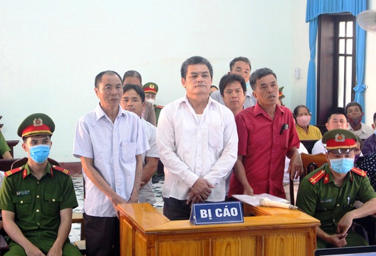 Quảng Bình: Tự ý xông vào trụ sở đại náo kỳ họp HĐND xã, 7 người lĩnh án tù - Ảnh 1.
