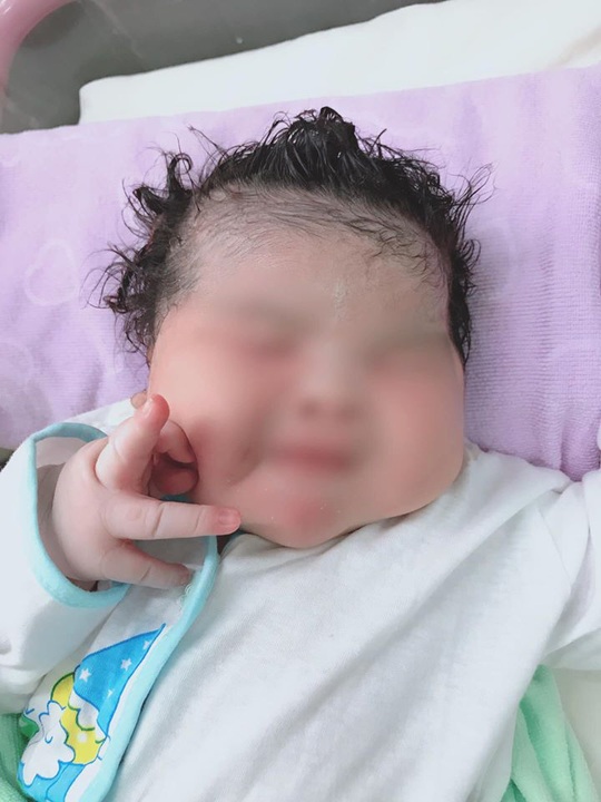 Bé gái vừa sinh nặng 6,1kg, đưa 2 ngón tay như… làm duyên - Ảnh 1.