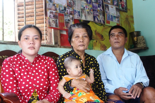 Gần 13 triệu đồng đến với gia đình người đàn ông Khmer nghèo bị nổ đầu đạn - Ảnh 3.