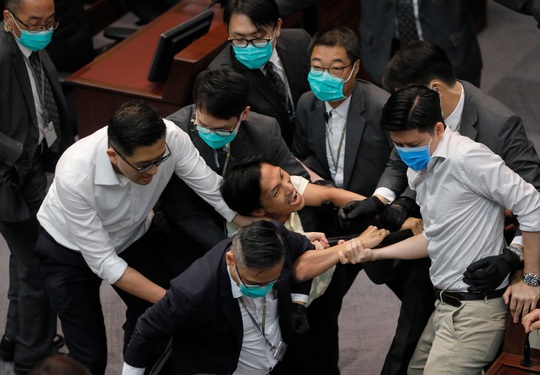 Hồng Kông: Các nghị sĩ ẩu đả như ngoài chợ - Ảnh 4.