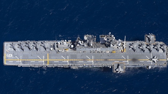 Tàu chiến Mỹ “giương vuốt” trên biển Đông - Ảnh 2.