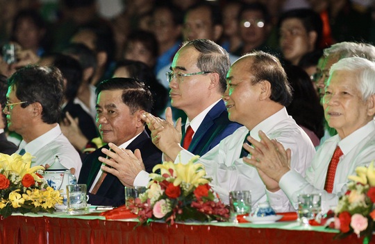 Thủ tướng dự Cầu truyền hình Hồ Chí Minh, sáng ngời ý chí Việt Nam tại TP HCM - Ảnh 6.