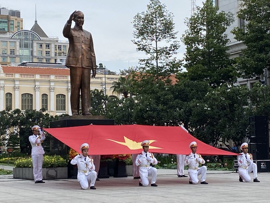 Lãnh đạo TP HCM chào cờ kỷ niệm 130 năm Ngày sinh Chủ tịch Hồ Chí Minh - Ảnh 1.