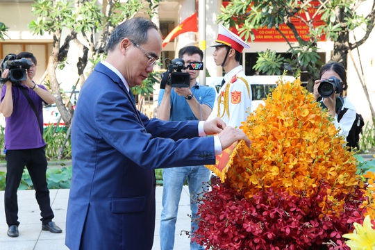Lãnh đạo TP HCM dâng hoa, dâng hương Chủ tịch Hồ Chí Minh - Ảnh 2.