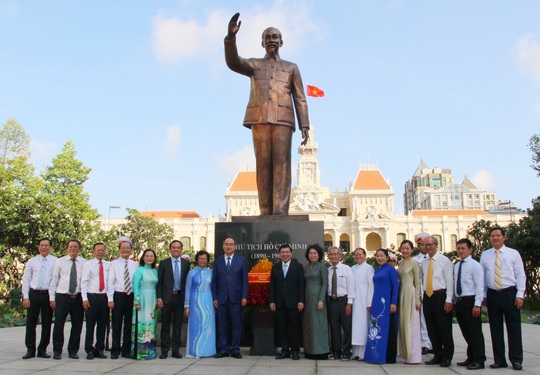 Lãnh đạo TP HCM dâng hoa, dâng hương Chủ tịch Hồ Chí Minh - Ảnh 3.