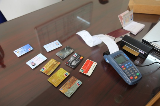 Nhóm người Trung Quốc móc nối với người Việt dùng thẻ ngân hàng giả rút 300.000 USD - Ảnh 2.