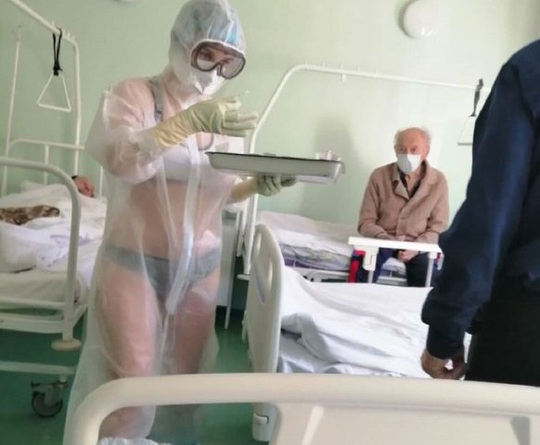 Nữ y tá Nga mặc bikini “đốt mắt” bệnh nhân - Ảnh 1.