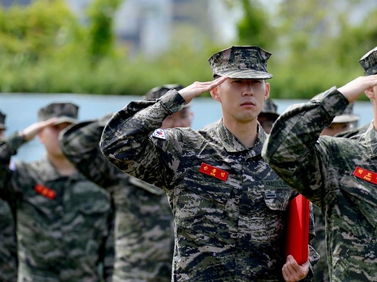 Son Heung-min rạng rỡ trên sân tập sau học kỳ quân đội - Ảnh 1.
