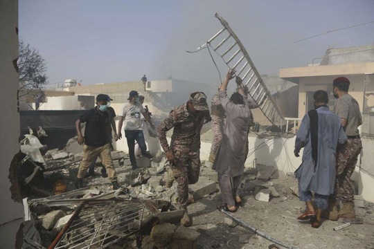 Thị trưởng Karachi: Toàn bộ người trên máy bay rơi ở Pakistan thiệt mạng - Ảnh 1.