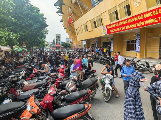 V.League 2020 trở lại: Hàng ngàn người đổ xô đến sân mua vé trận Nam Định-HAGL - Ảnh 6.