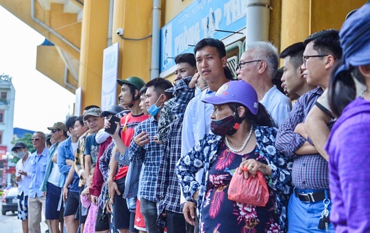 V.League 2020 trở lại: Hàng ngàn người đổ xô đến sân mua vé trận Nam Định-HAGL - Ảnh 13.