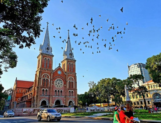 Báo Mỹ: Nhà thờ Đức Bà Sài Gòn, 1 trong 19 thánh đường đẹp nhất thế giới - Ảnh 1.