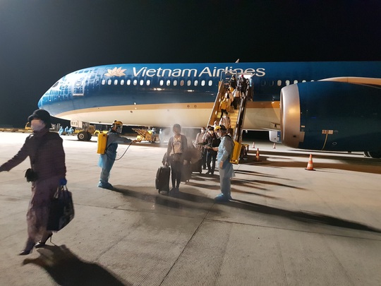 Chuyến bay đầu tiên đưa gần 300 công dân Việt Nam từ khu vực Trung Đông về nước - Ảnh 8.