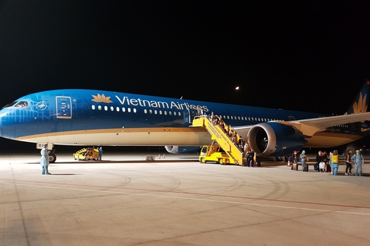Chuyến bay đầu tiên đưa gần 300 công dân Việt Nam từ khu vực Trung Đông về nước - Ảnh 6.