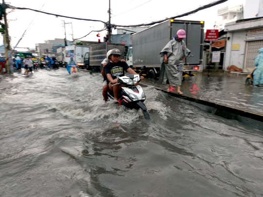 Nhiều khu vực ở TP HCM chìm trong mênh mông nước - Ảnh 8.