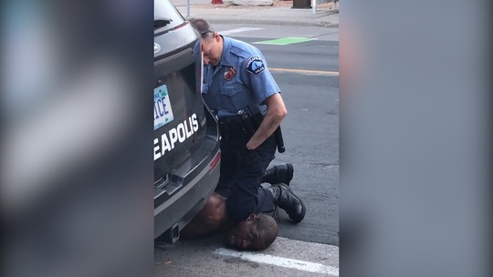 Mỹ bắt sĩ quan cảnh sát lấy đầu gối chẹt cổ, đè chết người da màu gây phẫn nộ - Ảnh 2.