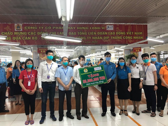 Lãnh đạo Tổng LĐLĐ Việt Nam thăm, tặng quà công nhân lao động tỉnh Hưng Yên - Ảnh 2.