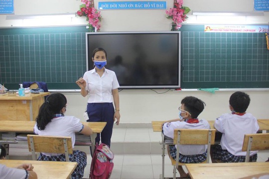 Phòng, chống dịch Covid-19: Giáo viên, học sinh phải đeo khẩu trang ngoài lớp học - Ảnh 1.
