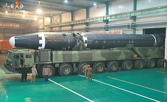 Triều Tiên xây cơ sở khổng lồ chứa tên lửa hạt nhân có thể tấn công Mỹ - Ảnh 1.