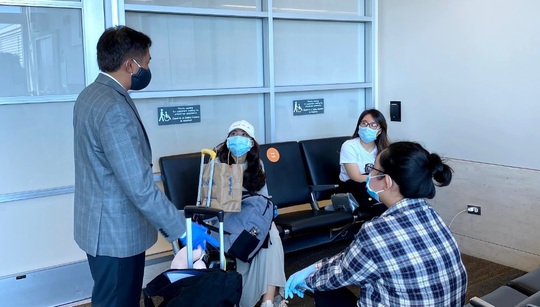 Đằng sau chuyến bay đầu tiên từ Mỹ đưa 343 người Việt về nước - Ảnh 23.