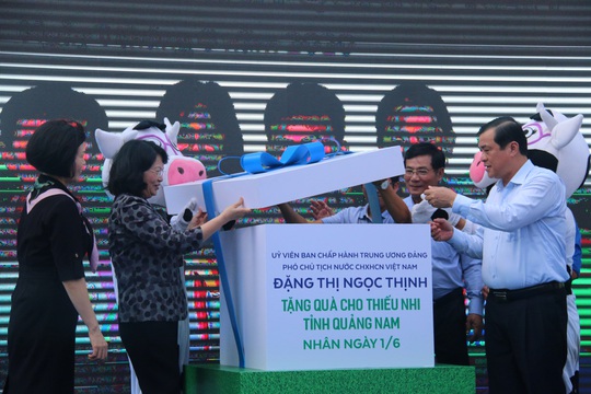 Phó Chủ tịch nước đem niềm vui cho trẻ em Quảng Nam nhân ngày Tết thiếu nhi - Ảnh 1.