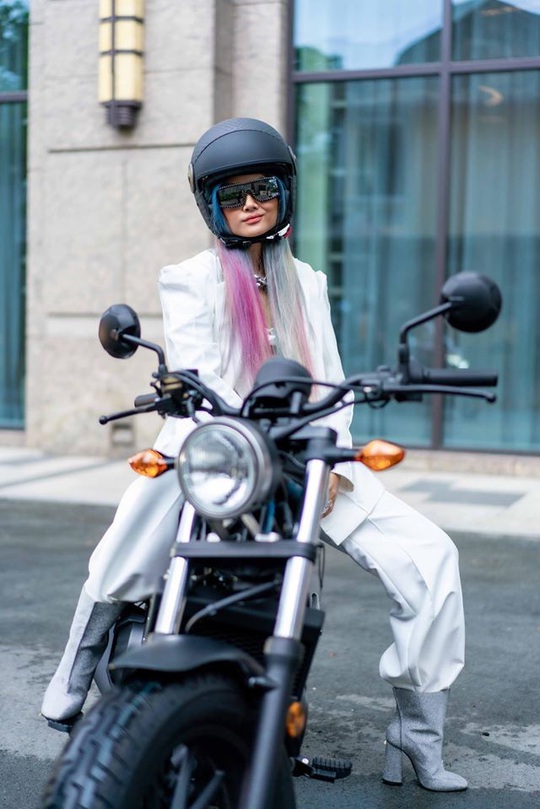 Hoa hậu H’Hen Niê mua mô tô luyện lái để đóng phim - Ảnh 2.