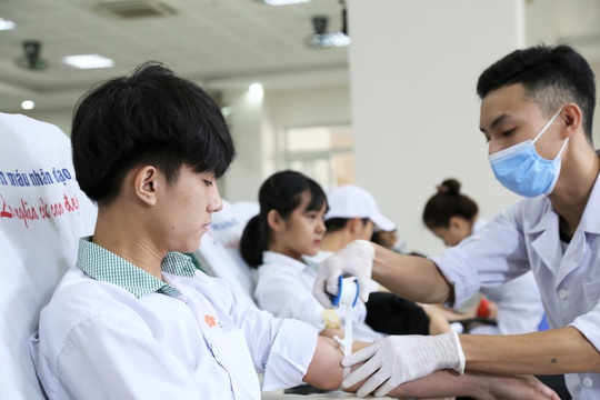 Hàng trăm sinh viên ĐH Đông Á hiến máu cứu người - Ảnh 1.