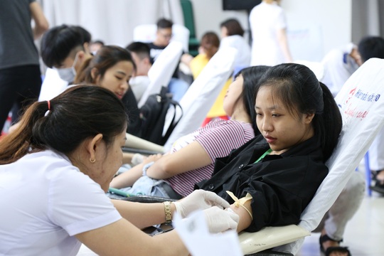 Hàng trăm sinh viên ĐH Đông Á hiến máu cứu người - Ảnh 2.