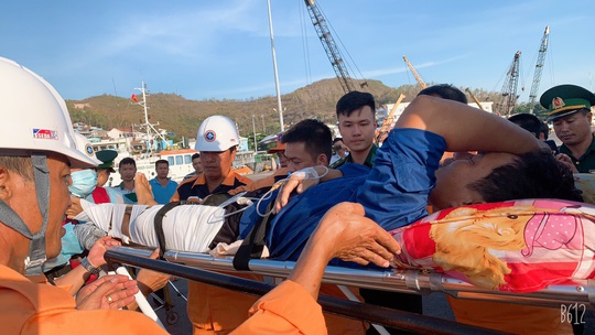 Cứu 1 ngư dân Quảng Ngãi nguy kịch ở ngư trường Trường Sa - Ảnh 3.