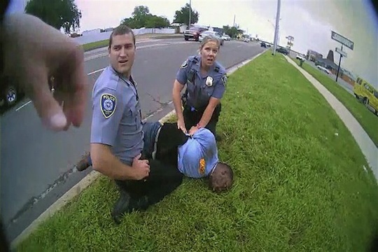 Lộ video cảnh sát Mỹ trả lời sốc trước lời van xin tha mạng - Ảnh 1.