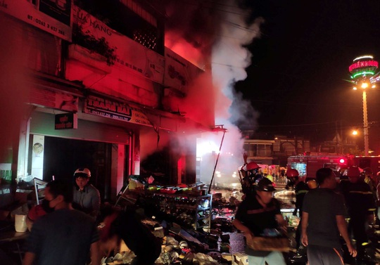 Hỏa hoạn thiêu rụi 2 cửa hàng gần chợ lúc nửa đêm - Ảnh 3.