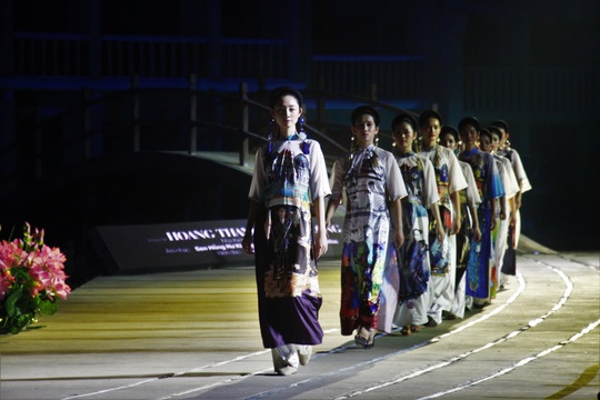 Mãn nhãn 18 bộ sưu tập áo dài danh thắng Việt Nam trên sân khấu Ký Ức Hội An - Ảnh 1.