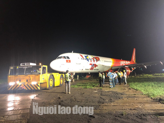 Đã kéo máy bay bị trượt khỏi đường băng Tân Sơn Nhất về sân đỗ - Ảnh 2.