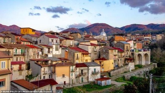 Bên trong ngôi làng tuyệt đẹp ở Italy, chỉ 30.000 đồng/căn nhà - Ảnh 1.