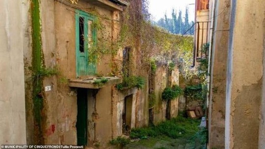 Bên trong ngôi làng tuyệt đẹp ở Italy, chỉ 30.000 đồng/căn nhà - Ảnh 3.