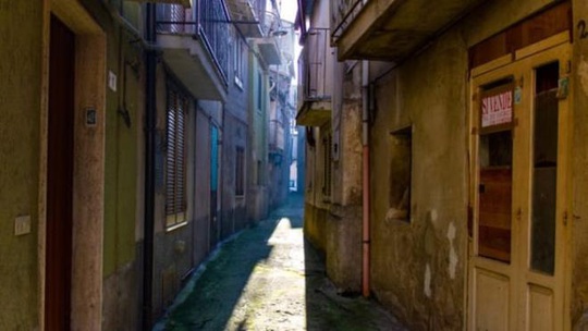 Bên trong ngôi làng tuyệt đẹp ở Italy, chỉ 30.000 đồng/căn nhà - Ảnh 6.