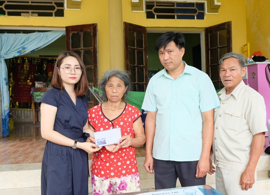 Trao quà bạn đọc của Báo Người Lao Động tới bé trai 5 tháng tuổi mất cả bố mẹ và anh trai - Ảnh 1.