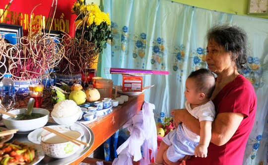 Trao quà bạn đọc của Báo Người Lao Động tới bé trai 5 tháng tuổi mất cả bố mẹ và anh trai - Ảnh 2.