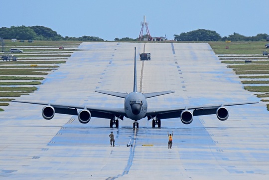 Mỹ nâng cấp tàu sân bay vĩnh viễn Guam để răn đe Trung Quốc - Ảnh 2.