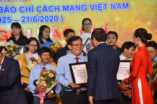 Báo Người Lao Động nhận 8 giải báo chí TP HCM - Ảnh 2.