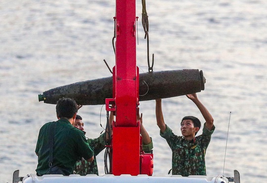 CLIP: Cận cảnh trục vớt quả bom 280 kg ở cầu Long Biên - Ảnh 2.