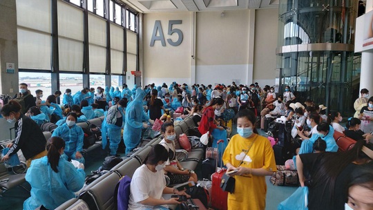 Sân bay Tân Sơn Nhất đón 343 người Việt bị mắc kẹt do dịch Covid-19 từ Đài Loan về nước - Ảnh 1.