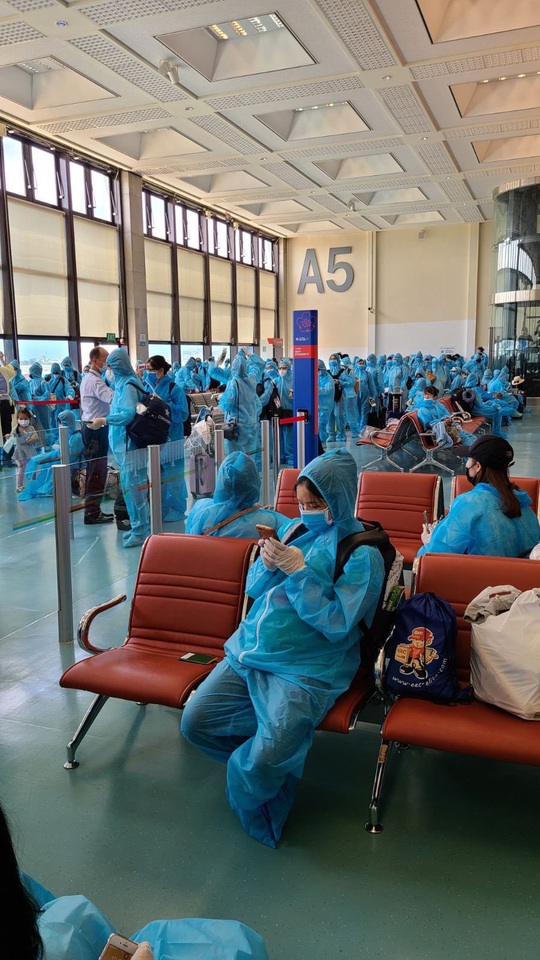 Sân bay Tân Sơn Nhất đón 343 người Việt bị mắc kẹt do dịch Covid-19 từ Đài Loan về nước - Ảnh 2.