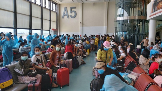 Sân bay Tân Sơn Nhất đón 343 người Việt bị mắc kẹt do dịch Covid-19 từ Đài Loan về nước - Ảnh 4.