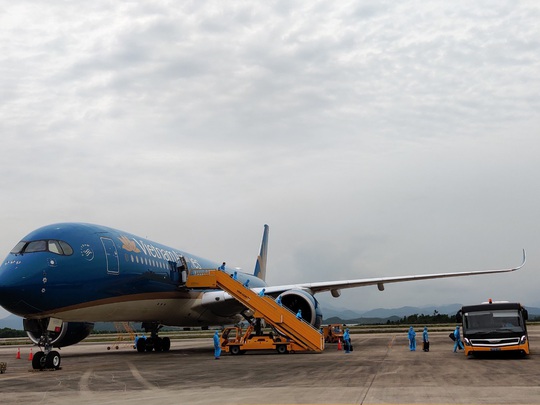Sân bay Vân Đồn đón chuyến bay đầu tiên chở 150 chuyên gia từ Nhật Bản - Ảnh 6.