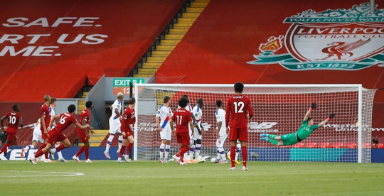 Liverpool vùi dập Crystal Palace, chờ Man City dâng ngôi vương - Ảnh 2.