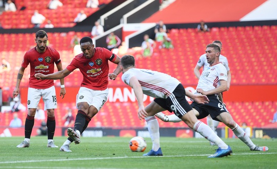Hat-trick Martial phá dớp săn bàn, Man United bùng nổ ở Old Trafford - Ảnh 3.