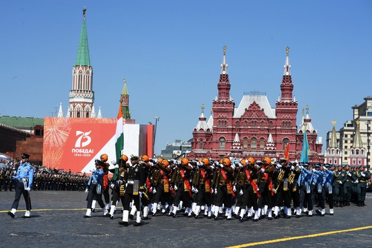 Soi vũ khí xịn của Nga tại lễ diễu binh - Ảnh 3.